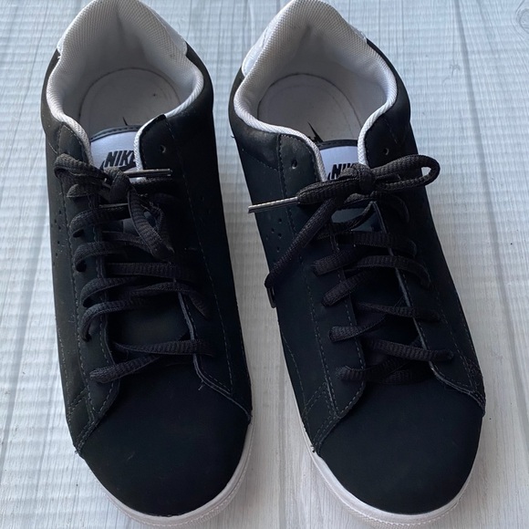Nikes Black and White - Picture 2 of 9
